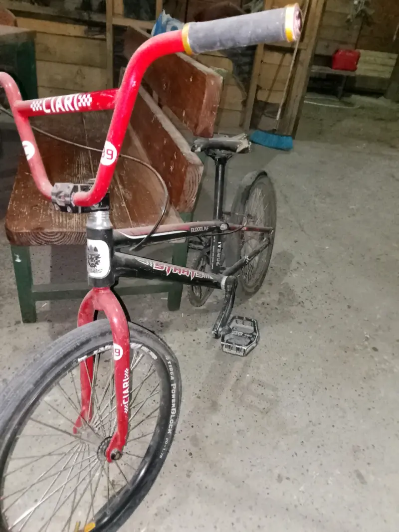 Bicicleta BMX roja y negra - 4