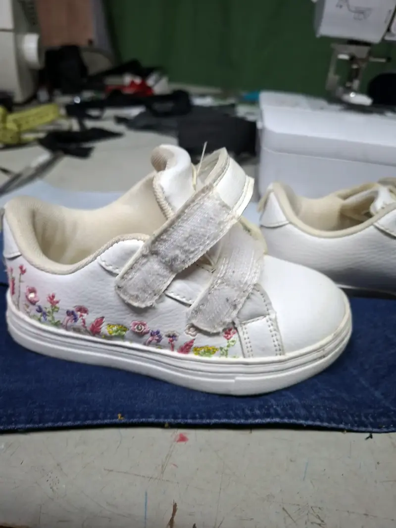 Zapatillas infantiles blancas con velcro - 1