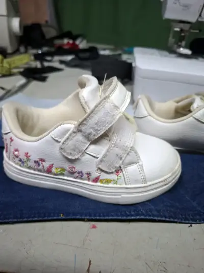 Zapatillas infantiles blancas con velcro - miniatura 1