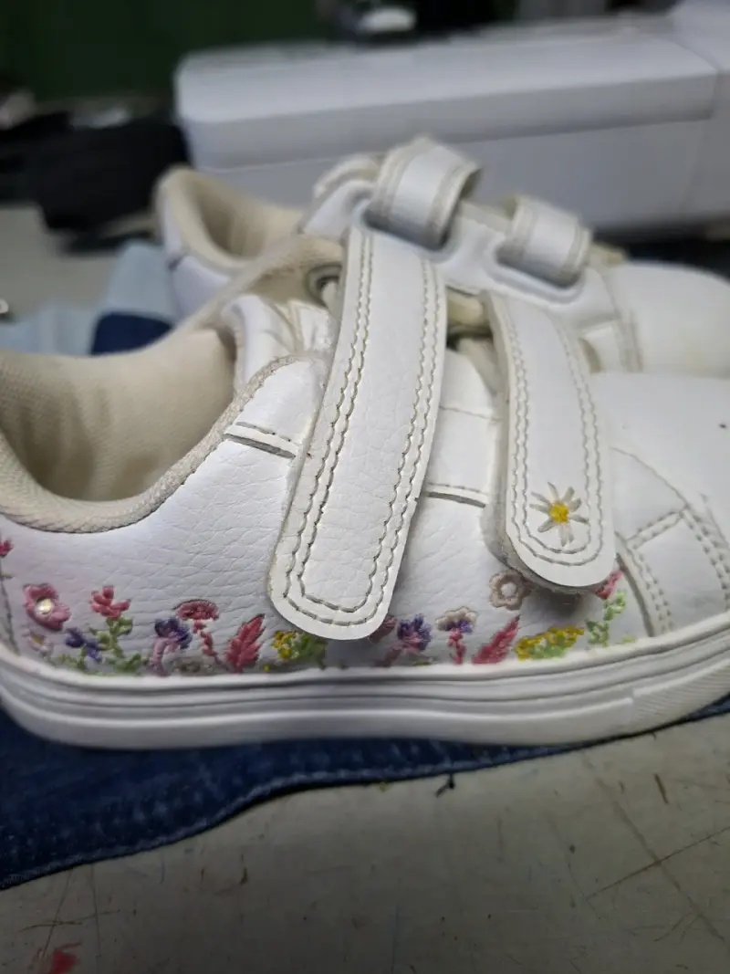 Zapatillas infantiles blancas con velcro - 3