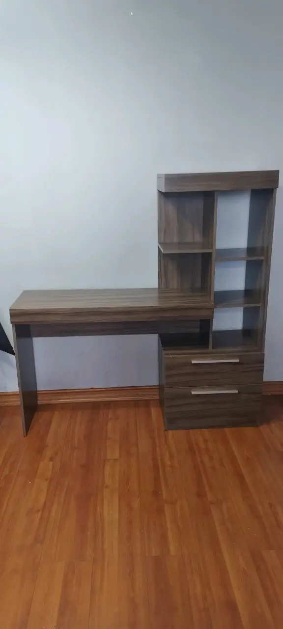 Escritorio de madera con estantes