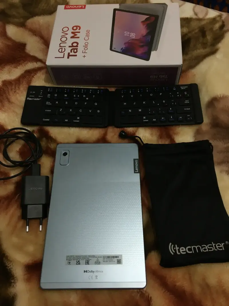 Tablet Lenovo Tab M9 con accesorios - 3