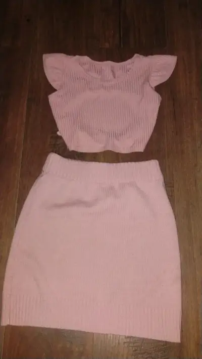 Conjunto top y falda rosados - miniatura 3