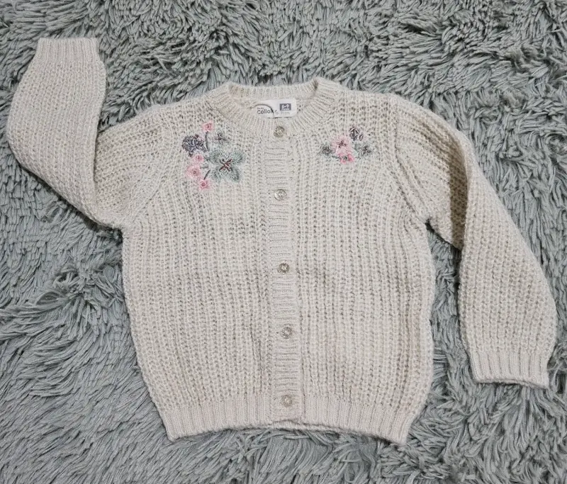 Chaleco infantil beige con bordado - 1