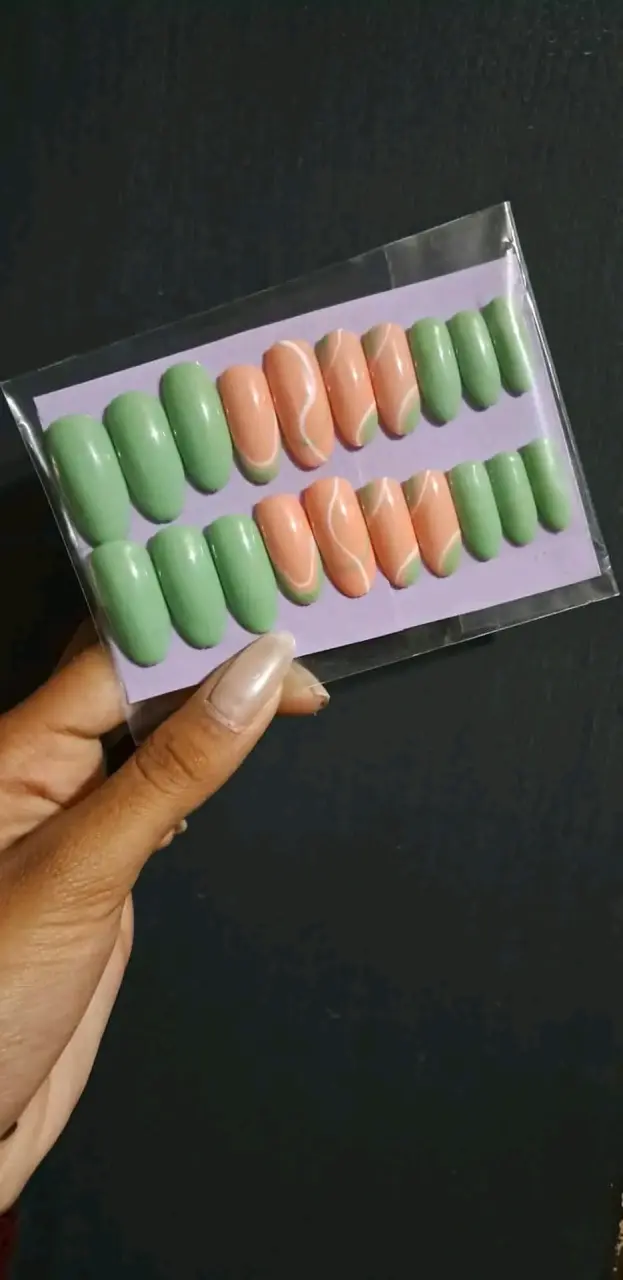 Uñas postizas verde y coral hechas a mano