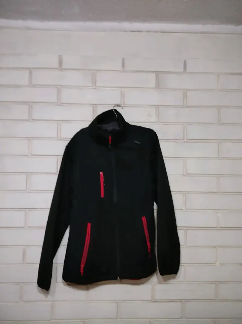 Chaqueta negra con cierres rojos