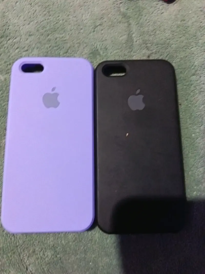 Fundas para iPhone morada y negra