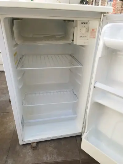 Mini refrigerador blanco en buen estado - miniatura 1