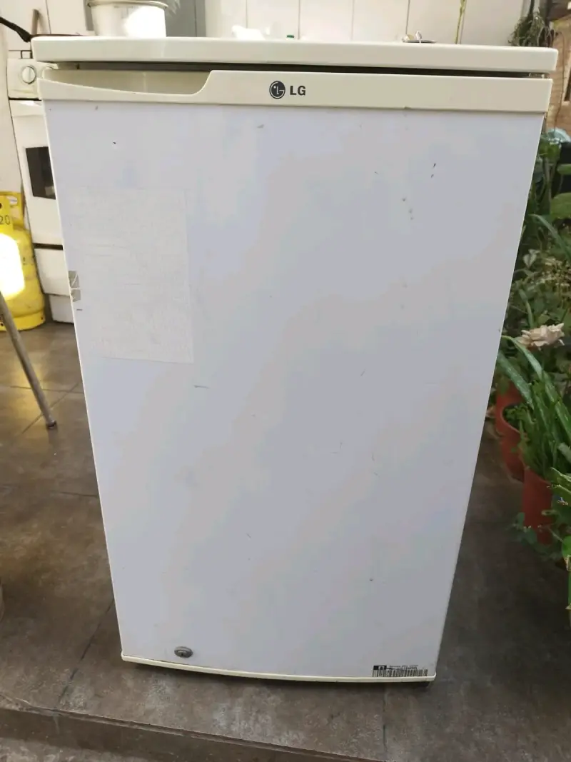 Mini refrigerador blanco en buen estado - 2