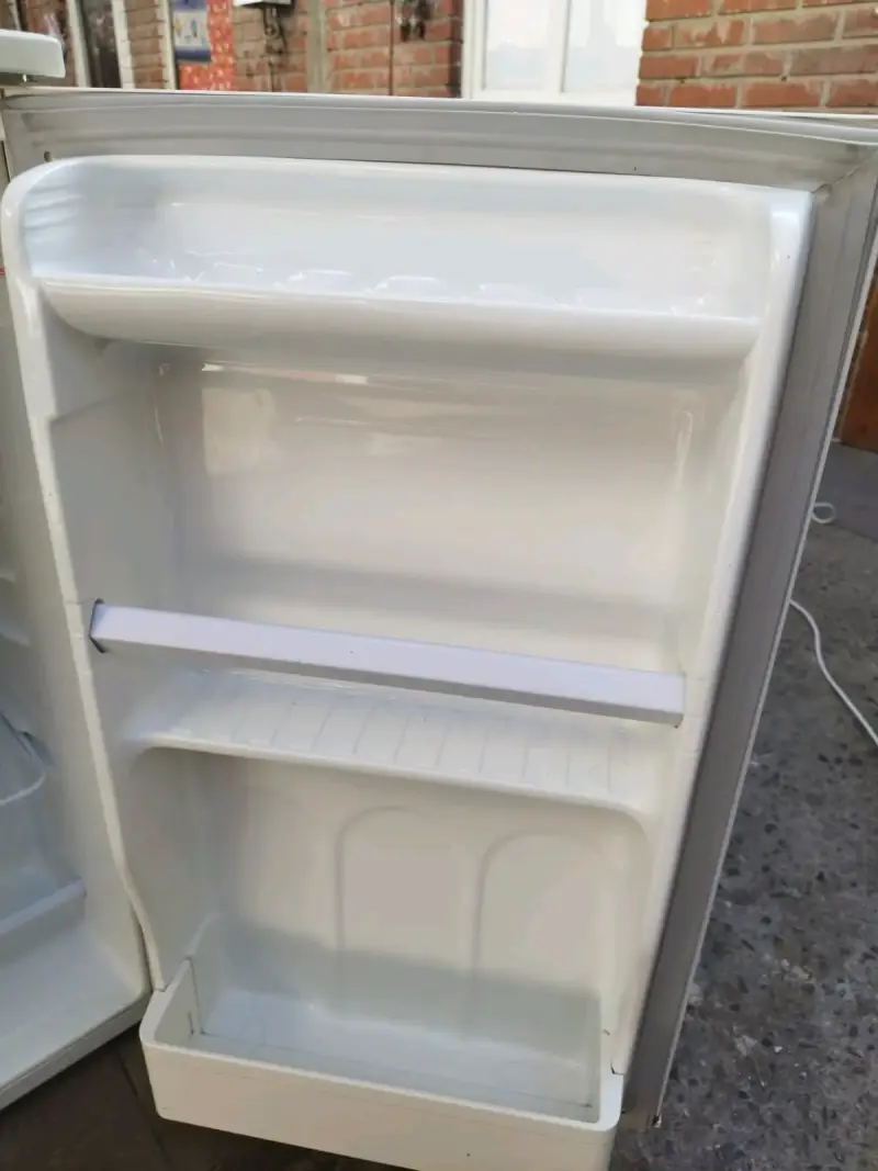 Mini refrigerador blanco en buen estado - 3