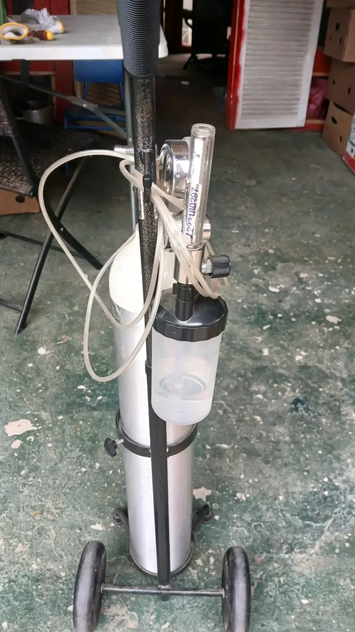 Cilindro de oxígeno con soporte - 4