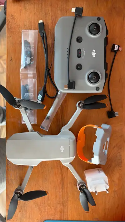Drone DJI con control y accesorios - miniatura 1