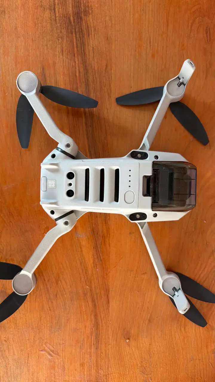Drone DJI con control y accesorios - 4