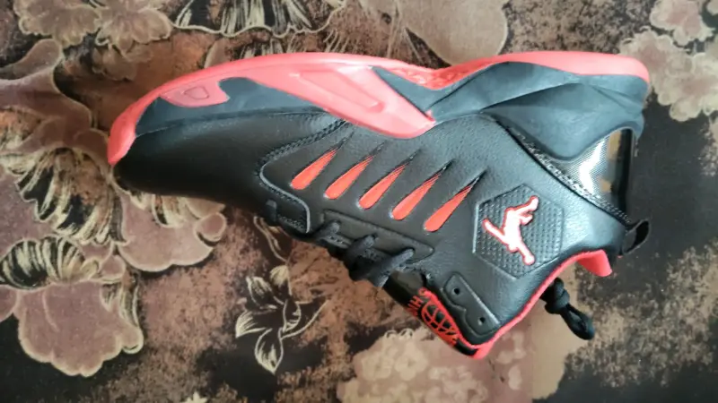 Zapatillas deportivas negras y rojas