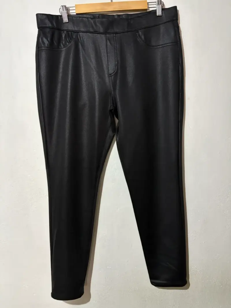 Leggings negros de cuero sintético