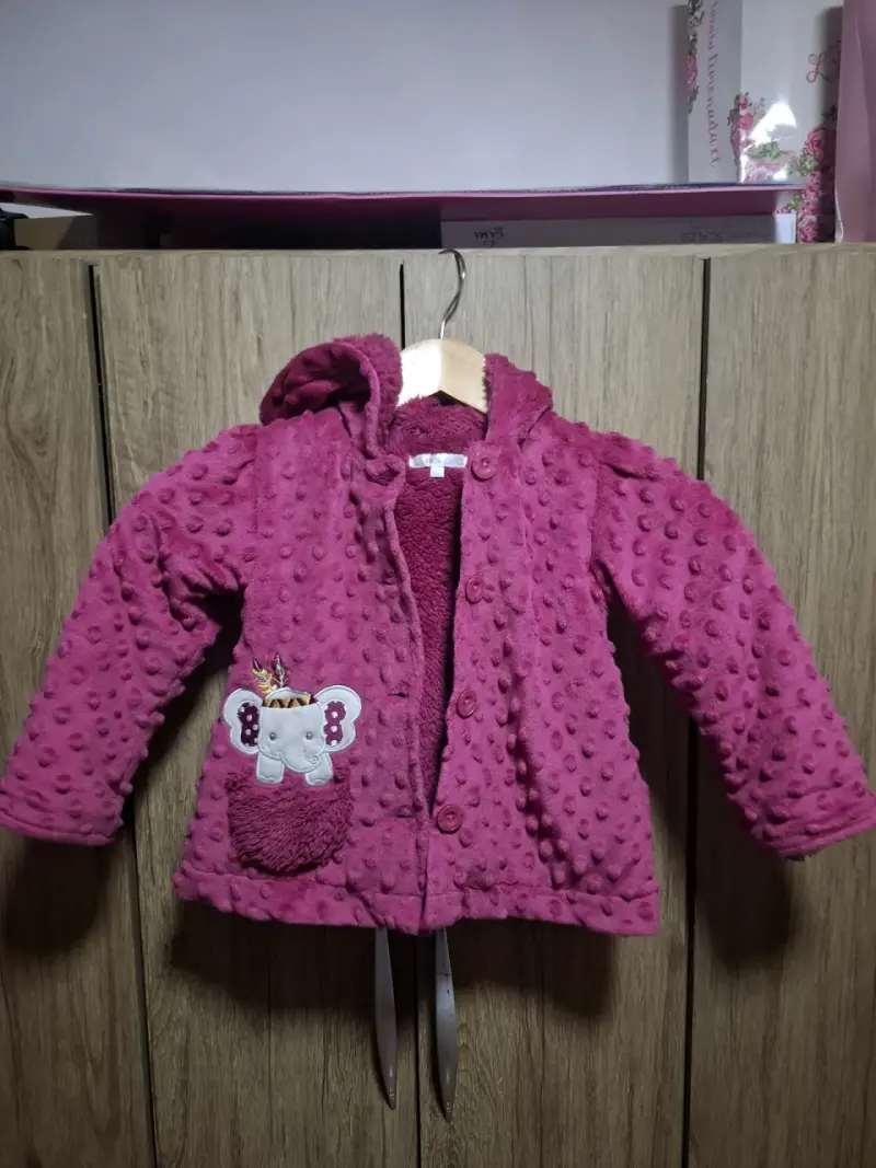 Abrigo infantil rosado con elefante