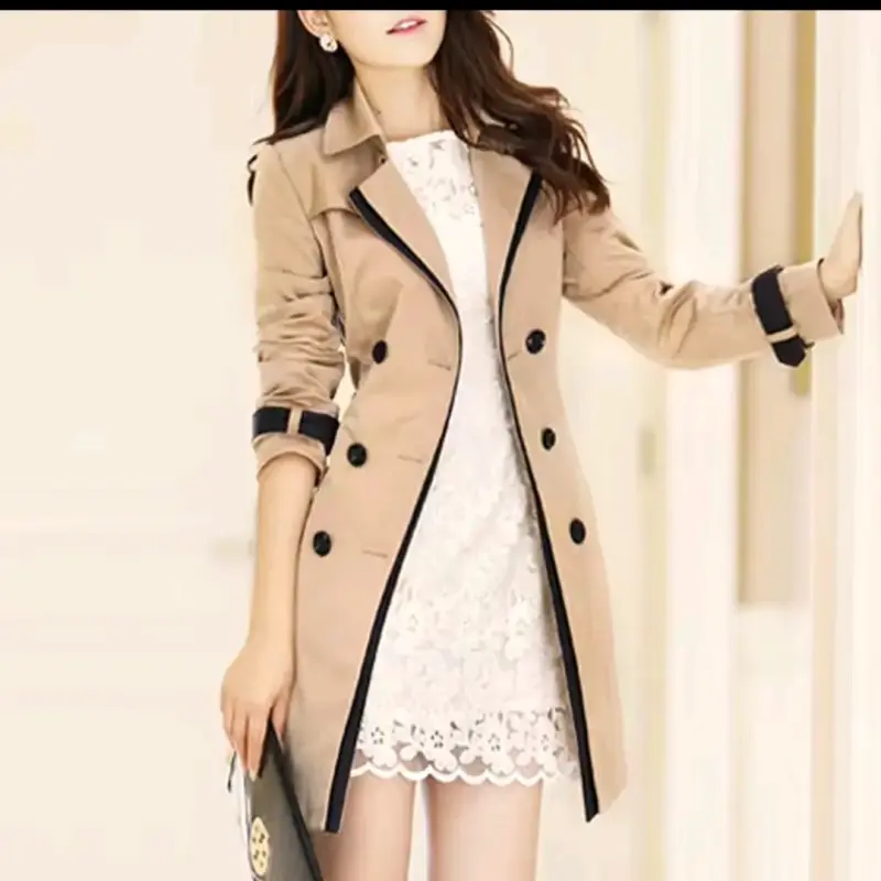 Abrigo beige con detalles negros