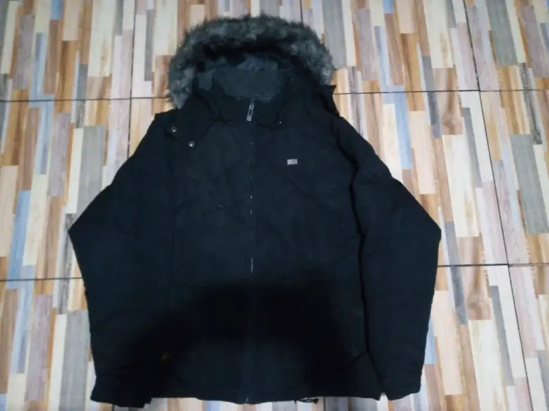 Parka negra con capucha de pelo