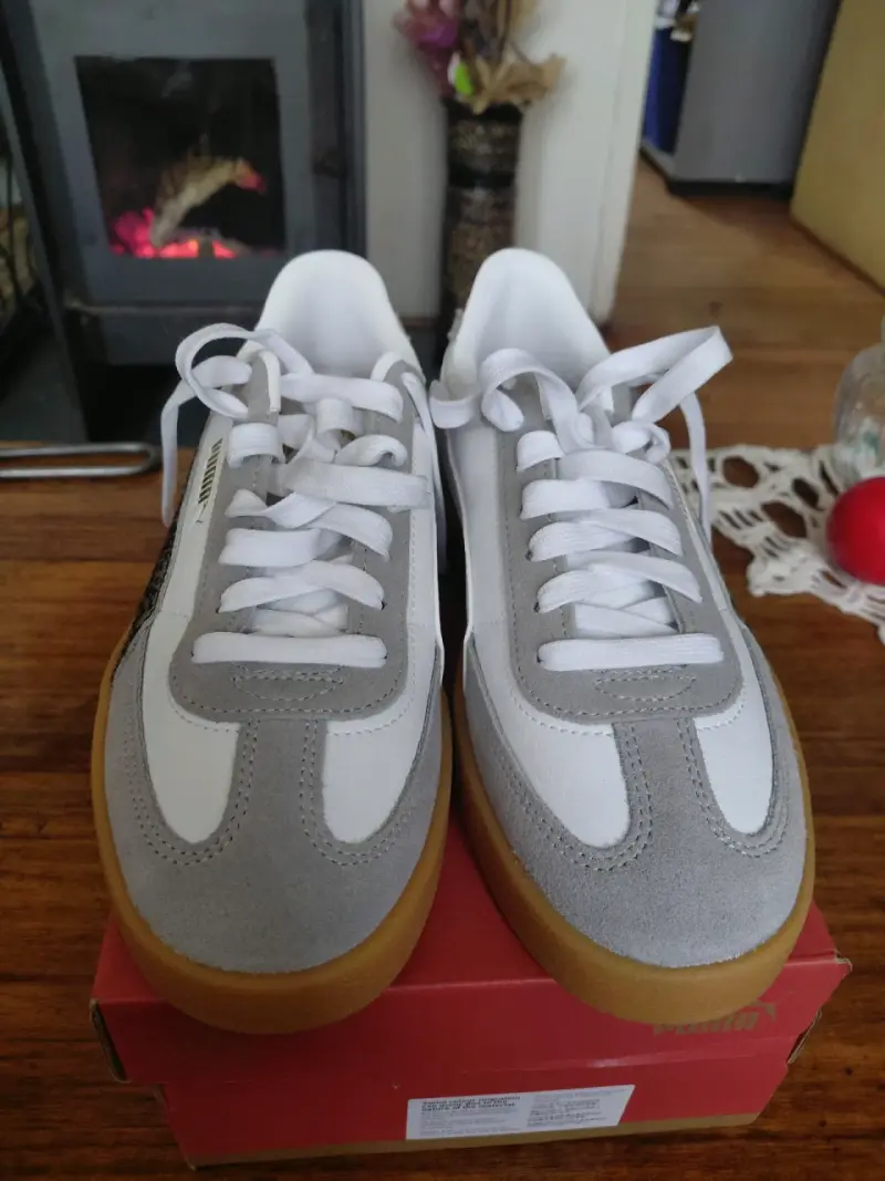 Zapatillas blancas y grises - 1