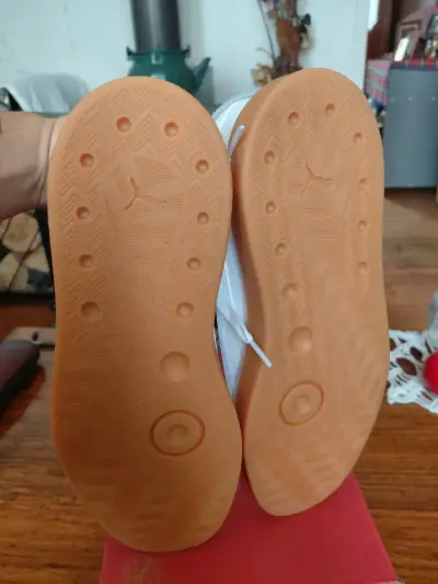 Zapatillas blancas y grises - miniatura 4