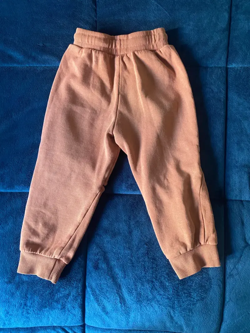 Pantalones infantiles naranjas con dibujos - 2