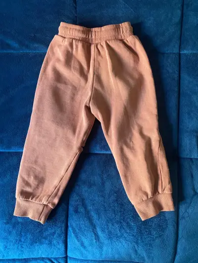 Pantalones infantiles naranjas con dibujos - miniatura 2