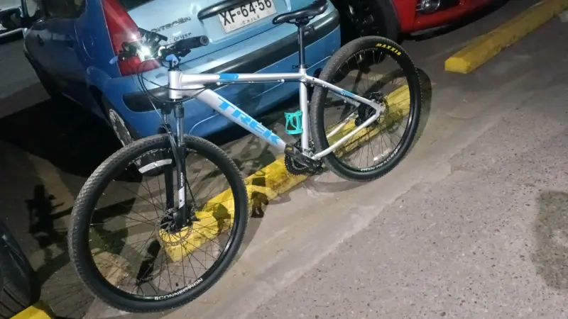 Bicicleta Trek gris con luces