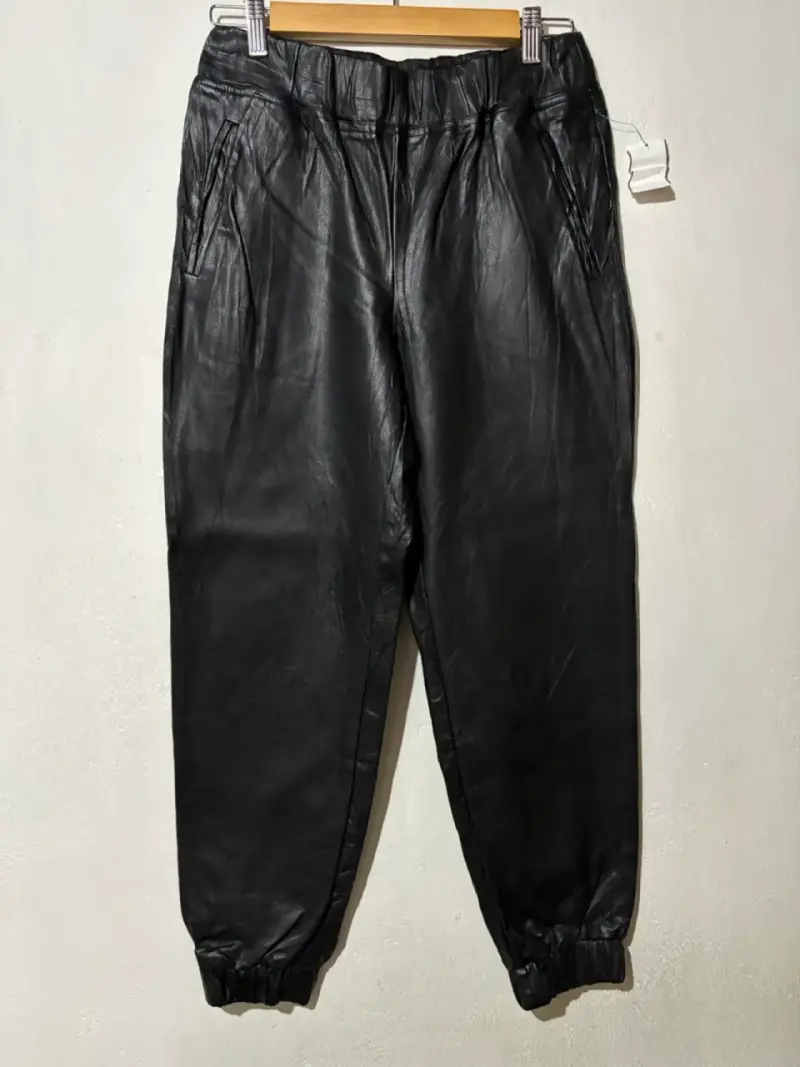 Pantalones de cuero negro