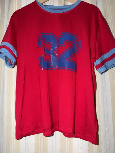 Polera roja con número 32 - miniatura 1