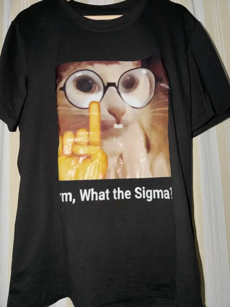 Polera negra con diseño divertido de gato - 1