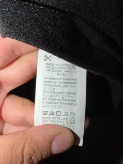 Polera negra con diseño divertido de gato - miniatura 2