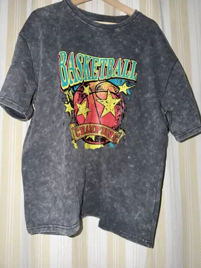 Polera gris con diseño Basketball - miniatura 1