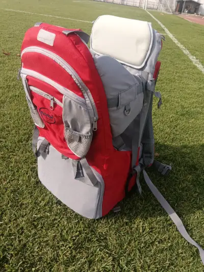 Mochila trekking porta bebé roja y gris - miniatura 1