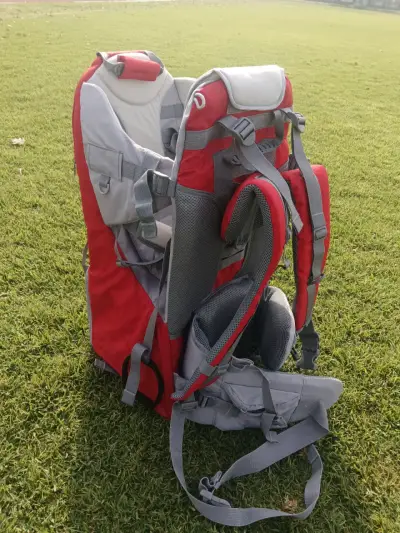Mochila trekking porta bebé roja y gris - miniatura 2