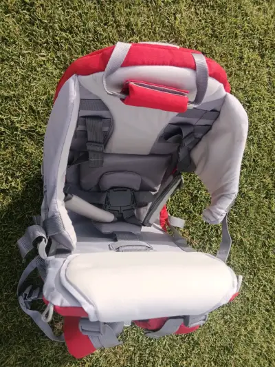 Mochila trekking porta bebé roja y gris - miniatura 6
