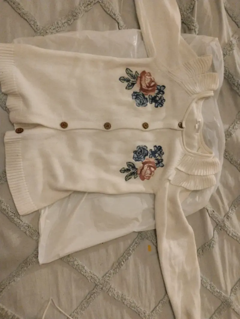 Cardigan blanco bordado para niña