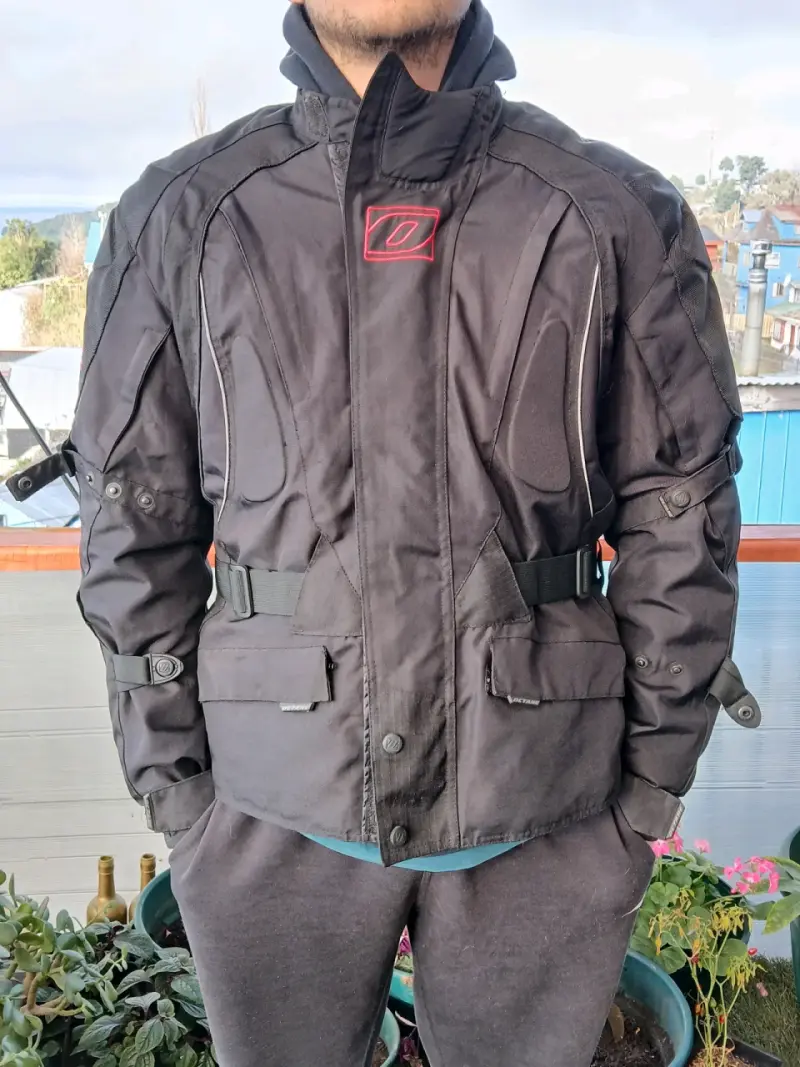 Chaqueta negra de motociclista - 1