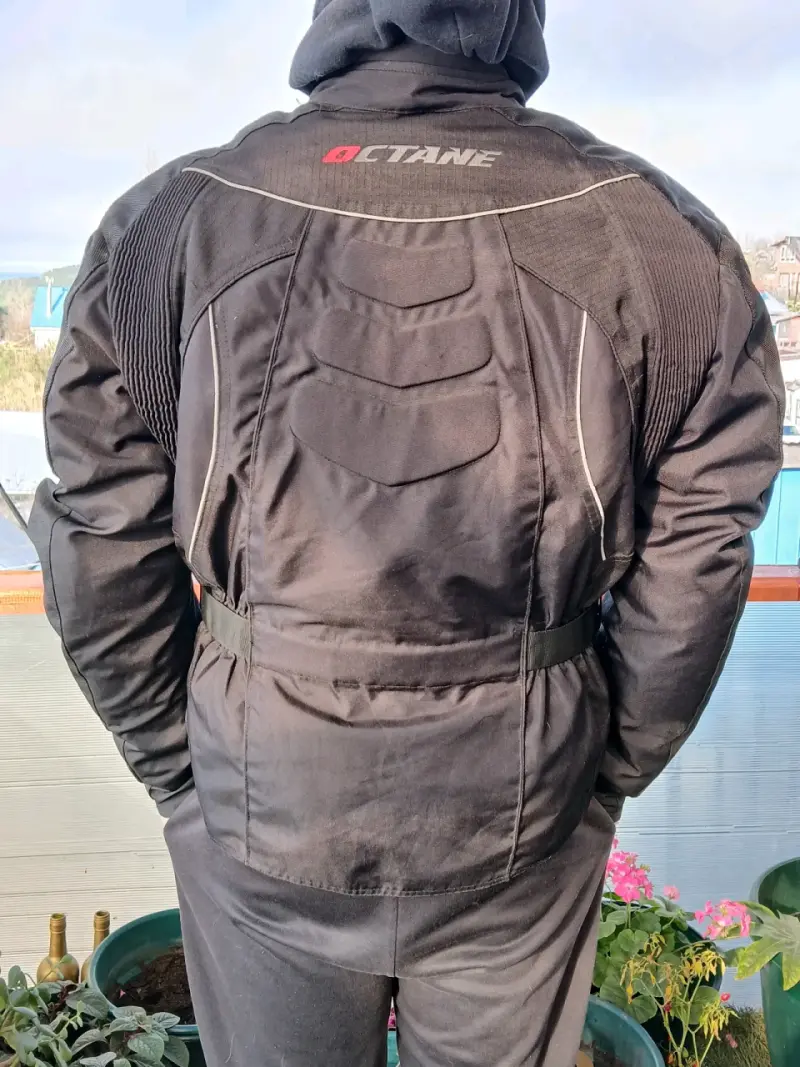 Chaqueta negra de motociclista - 2