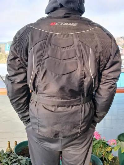 Chaqueta negra de motociclista - miniatura 2