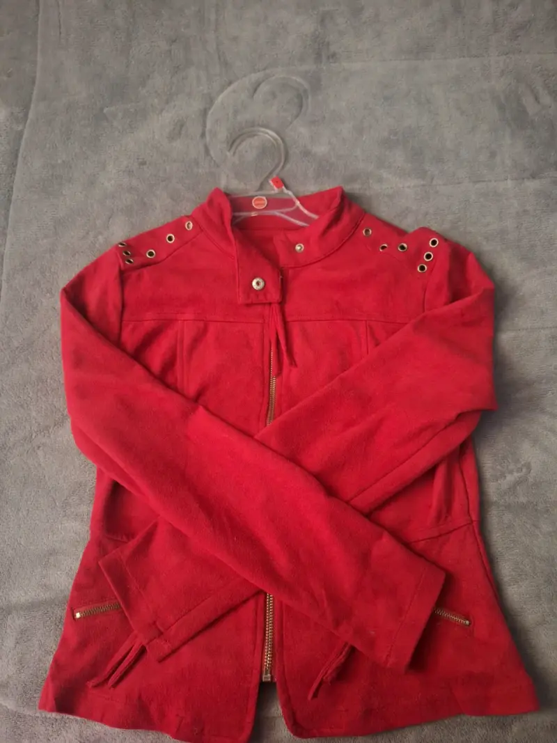 Chaqueta roja con ojales - 1