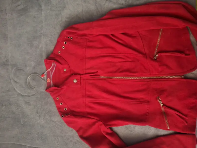 Chaqueta roja con ojales - 2
