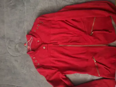 Chaqueta roja con ojales - miniatura 2