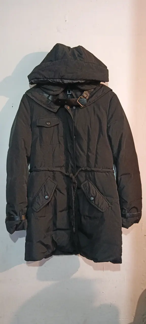 Parka negra con capucha