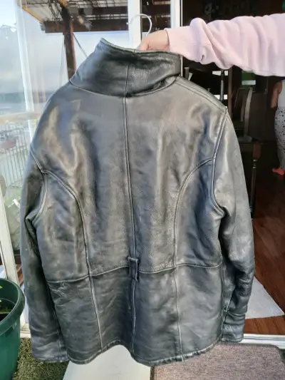 Chaqueta de cuero negra - miniatura 2