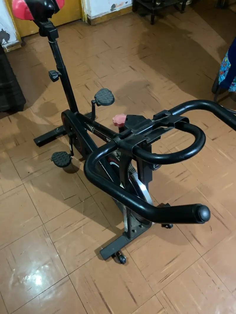 Bicicleta estática fitness negra - 4