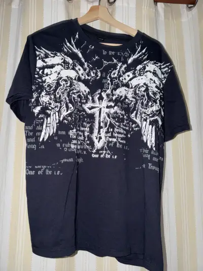 Polera negra con diseño alt emo - miniatura 1