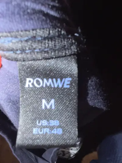 Polera negra con diseño alt emo - miniatura 2