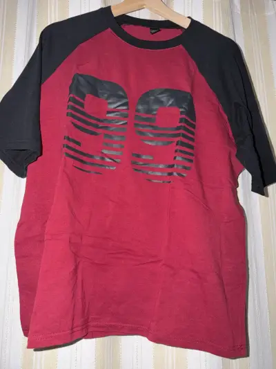Polera roja con número 99 - miniatura 1