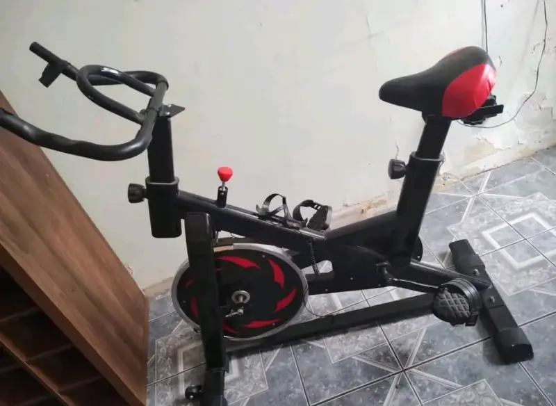 Bicicleta estática negra - 1