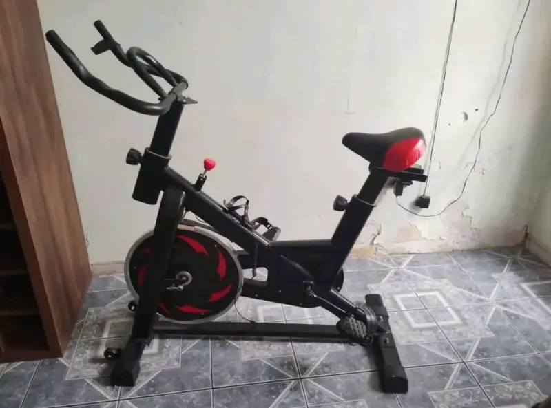 Bicicleta estática negra - 3